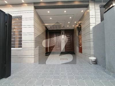 ای ایم ای سوسائٹی ۔ بلاک ڈی ای ایم ای سوسائٹی,لاہور میں 4 کمروں کا 5 مرلہ مکان 2.75 کروڑ میں برائے فروخت۔