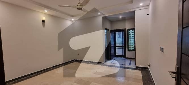 ایف ۔ 11 اسلام آباد میں 3 کمروں کا 10 مرلہ بالائی پورشن 1.3 لاکھ میں کرایہ پر دستیاب ہے۔