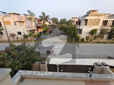 ڈی ایچ اے فیز 8 سابقہ ایئر ایوینیو ڈی ایچ اے فیز 8,ڈی ایچ اے ڈیفینس,لاہور میں 4 کمروں کا 10 مرلہ مکان 4.1 کروڑ میں برائے فروخت۔