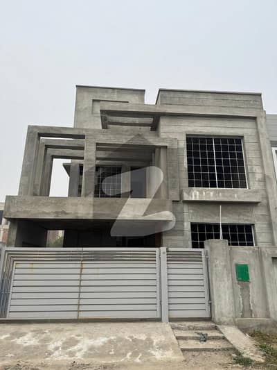 بحریہ ٹاؤن سیکٹر سی بحریہ ٹاؤن,لاہور میں 5 کمروں کا 8 مرلہ مکان 1.6 کروڑ میں برائے فروخت۔