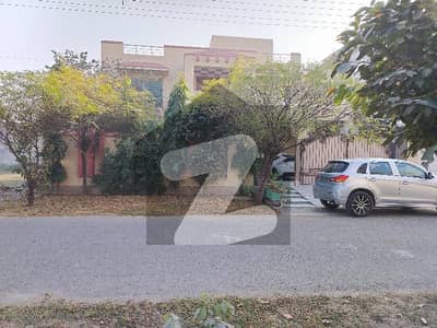 1 Kanal House Beautifully Build By Owner