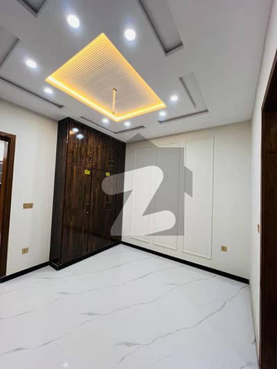 طارق گارڈنز لاہور میں 5 کمروں کا 5 مرلہ مکان 2.95 کروڑ میں برائے فروخت۔