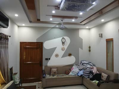 جوہر ٹاؤن فیز 1 - بلاک ای2 جوہر ٹاؤن فیز 1,جوہر ٹاؤن,لاہور میں 5 کمروں کا 10 مرلہ مکان 4.2 کروڑ میں برائے فروخت۔