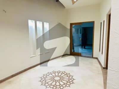 گلبرگ لاہور میں 6 کمروں کا 1 کنال مکان 4.0 لاکھ میں کرایہ پر دستیاب ہے۔