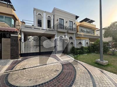 ڈی ایچ اے فیز 8 سابقہ ​​پارک ویو ڈی ایچ اے فیز 8,ڈی ایچ اے ڈیفینس,لاہور میں 5 کمروں کا 10 مرلہ مکان 4.5 کروڑ میں برائے فروخت۔