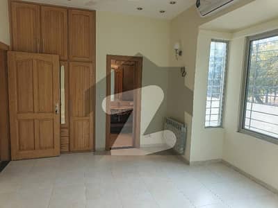 ایف ۔ 8 اسلام آباد میں 5 کمروں کا 1 کنال مکان 7.0 لاکھ میں کرایہ پر دستیاب ہے۔