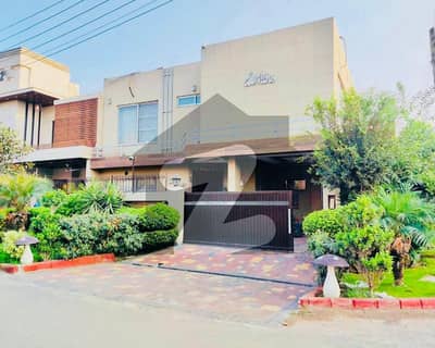 ڈی ایچ اے فیز 8 ڈیفنس (ڈی ایچ اے),لاہور میں 4 کمروں کا 10 مرلہ مکان 4.1 کروڑ میں برائے فروخت۔