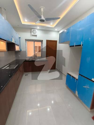 بحریہ ٹاؤن فیز 8 ۔ سفاری ویلی بحریہ ٹاؤن فیز 8,بحریہ ٹاؤن راولپنڈی,راولپنڈی میں 5 کمروں کا 7 مرلہ مکان 80.0 ہزار میں کرایہ پر دستیاب ہے۔