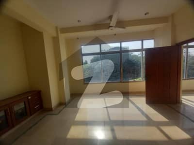 آئی ۔ 11 اسلام آباد میں 1 کنال دفتر 8.5 لاکھ میں کرایہ پر دستیاب ہے۔