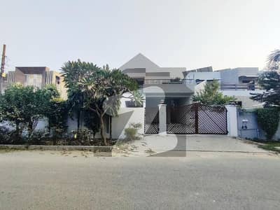 کینٹ لاہور میں 4 کمروں کا 1 کنال مکان 2.1 لاکھ میں کرایہ پر دستیاب ہے۔