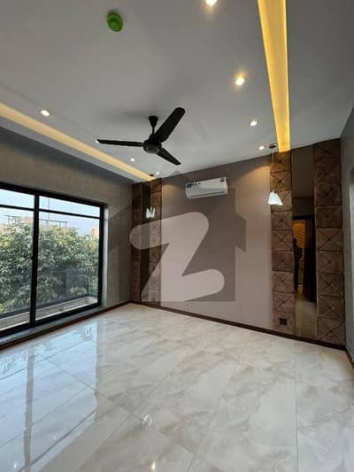 ڈی ایچ اے فیز 5 - بلاک ایل فیز 5,ڈیفنس (ڈی ایچ اے),لاہور میں 5 کمروں کا 10 مرلہ مکان 5.65 کروڑ میں برائے فروخت۔