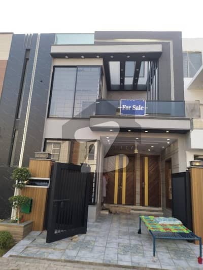10 Marla Like new House for sale invester Rate in Bahria Town Lahore