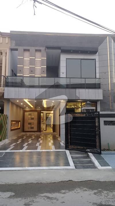 جوہر ٹاؤن لاہور میں 5 کمروں کا 10 مرلہ مکان 5.25 کروڑ میں برائے فروخت۔