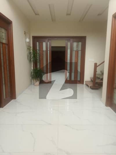 واپڈا سٹی فیصل آباد میں 5 کمروں کا 1 کنال مکان 10.25 کروڑ میں برائے فروخت۔