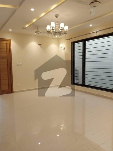 ایف ۔ 10 اسلام آباد میں 6 کمروں کا 1 کنال مکان 5.5 لاکھ میں کرایہ پر دستیاب ہے۔