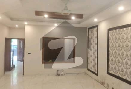 گلبرگ لاہور میں 4 کمروں کا 10 مرلہ مکان 2.4 لاکھ میں کرایہ پر دستیاب ہے۔