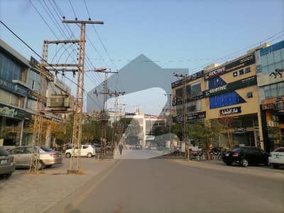 ڈی ایچ اے فیز 4 - بلاک ایفایف فیز 4,ڈیفنس (ڈی ایچ اے),لاہور میں 1 کنال رہائشی پلاٹ 3.0 کروڑ میں برائے فروخت۔