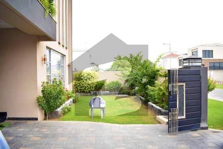 ڈی ایچ اے فیز 6 - بلاک سی فیز 6,ڈیفنس (ڈی ایچ اے),لاہور میں 5 کمروں کا 1 کنال مکان 3.0 لاکھ میں کرایہ پر دستیاب ہے۔