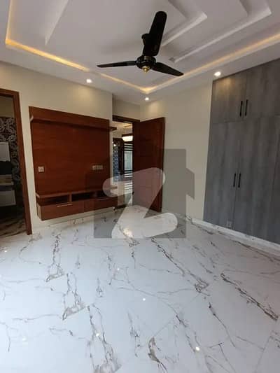 بحریہ ٹاؤن سیکٹر سی بحریہ ٹاؤن,لاہور میں 2 کمروں کا 4 مرلہ فلیٹ 50.0 ہزار میں کرایہ پر دستیاب ہے۔ بحریہ ٹاؤن سیکٹر سی بحریہ ٹاؤن,لاہور میں 2 کمروں کا 4 مرلہ فلیٹ 50.0 ہزار میں کرایہ پر دستیاب ہے۔