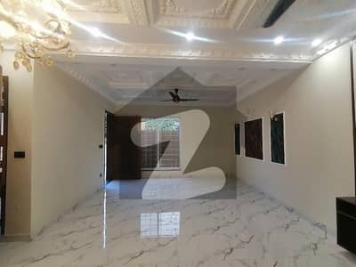 گلشنِِِ راوی ۔ بلاک بی گلشنِ راوی,لاہور میں 6 کمروں کا 12 مرلہ مکان 6.0 کروڑ میں برائے فروخت۔