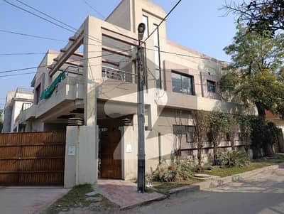 فیصل ٹاؤن لاہور میں 4 کمروں کا 12 مرلہ مکان 6.0 کروڑ میں برائے فروخت۔