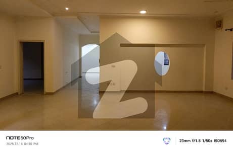 F11 Uppar Portion 4Bedroom 3bathroom DD Tv laoungh Sarvent Sapret gate tile flooring