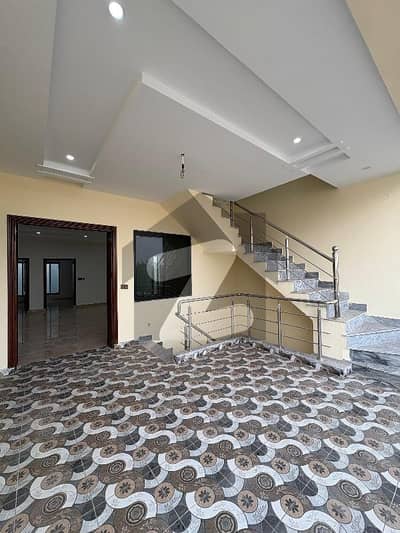 ملتان پبلک سکول روڈ ملتان میں 5 کمروں کا 7 مرلہ مکان 85.0 ہزار میں کرایہ پر دستیاب ہے۔