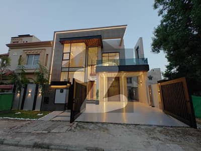 بحریہ ٹاؤن سیکٹر سی بحریہ ٹاؤن,لاہور میں 5 کمروں کا 11 مرلہ مکان 3.55 کروڑ میں برائے فروخت۔