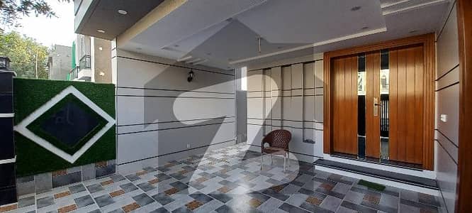 Luxurious 8 Marla House For Sale on Boulevard