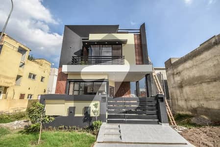 ڈی ایچ اے 9 ٹاؤن ڈیفنس (ڈی ایچ اے),لاہور میں 3 کمروں کا 5 مرلہ مکان 1.88 کروڑ میں برائے فروخت۔