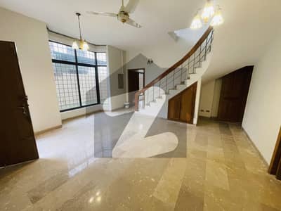 ایف ۔ 7 اسلام آباد میں 4 کمروں کا 1 کنال مکان 10.0 لاکھ میں کرایہ پر دستیاب ہے۔