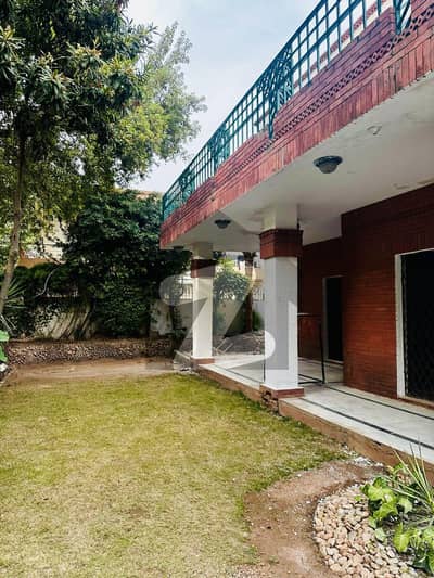 ایف ۔ 8 اسلام آباد میں 4 کمروں کا 1 کنال مکان 5.0 لاکھ میں کرایہ پر دستیاب ہے۔