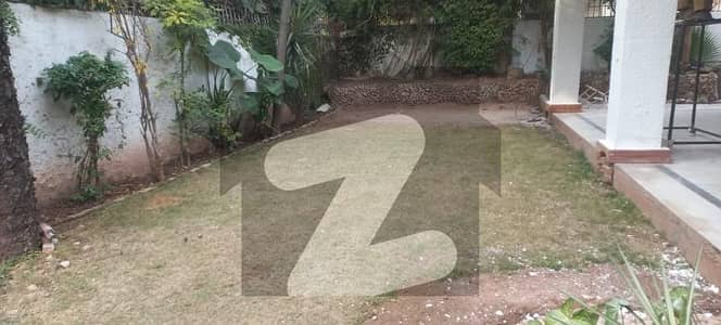 ایف ۔ 8 اسلام آباد میں 4 کمروں کا 1 کنال مکان 5.75 لاکھ میں کرایہ پر دستیاب ہے۔