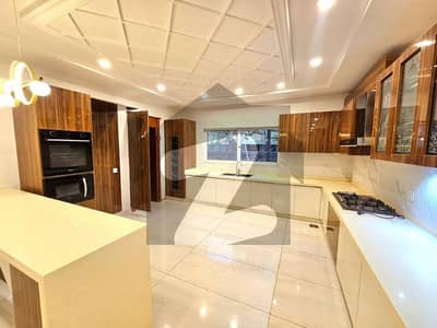 بحریہ ٹاؤن فیز 8 بحریہ ٹاؤن راولپنڈی,راولپنڈی میں 5 کمروں کا 10 مرلہ مکان 3.7 کروڑ میں برائے فروخت۔