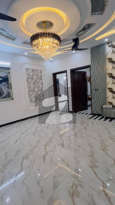 10 MARLA BRAND NEW TRIPPLE STOREY HOUSE AVALABLE FOR RENT