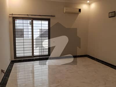 ڈی ایچ اے فیز 4 - بلاک ڈیڈی فیز 4,ڈیفنس (ڈی ایچ اے),لاہور میں 5 کمروں کا 1 کنال مکان 7.1 کروڑ میں برائے فروخت۔