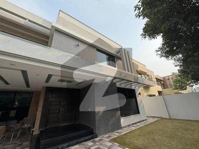 بحریہ ٹاؤن لاہور میں 6 کمروں کا 1 کنال مکان 6.5 کروڑ میں برائے فروخت۔