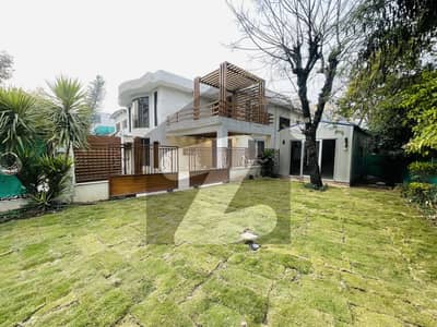 ایف ۔ 8 اسلام آباد میں 6 کمروں کا 1 کنال مکان 10.0 لاکھ میں کرایہ پر دستیاب ہے۔