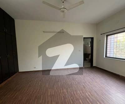 ڈی ایچ اے فیز 5 ڈیفنس (ڈی ایچ اے),لاہور میں 5 کمروں کا 1 کنال مکان 2.35 لاکھ میں کرایہ پر دستیاب ہے۔