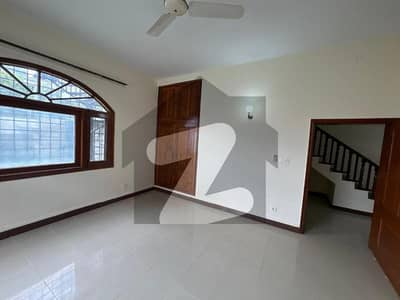FOR RENT 1.5 Kanal Renovated 6 Bedrooms Double Storey E_7