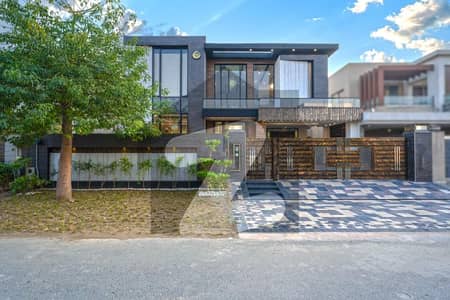 FACING PARK 1 KANAL ELEGANT AND FULLY MAINTAINED SUPER HOT LOCATED BUNGALOW HOUSE AVAILABLE DHA PHASE 4 LAHORE. 100% ORIGINAL AD. .