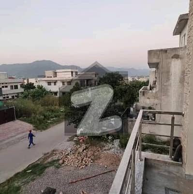 ڈی ۔ 12 اسلام آباد میں 5 کمروں کا 10 مرلہ مکان 10.0 کروڑ میں برائے فروخت۔