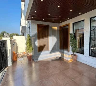 ڈی ۔ 12 اسلام آباد میں 7 کمروں کا 8 مرلہ مکان 11.5 کروڑ میں برائے فروخت۔