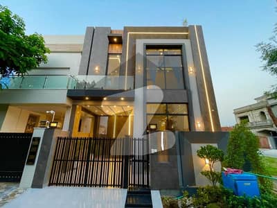 ڈی ایچ اے 9 ٹاؤن ڈیفنس (ڈی ایچ اے),لاہور میں 3 کمروں کا 5 مرلہ مکان 2.1 کروڑ میں برائے فروخت۔