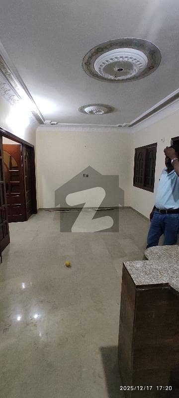 Gulshan-e-Iqbal - Block 13/D-1 Office Sized 150 Square Yards For rent