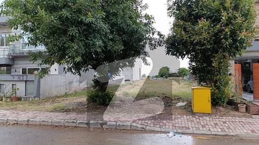 بحریہ ٹاؤن فیز 8 ۔ بلاک ای بحریہ ٹاؤن فیز 8,بحریہ ٹاؤن راولپنڈی,راولپنڈی میں 10 مرلہ رہائشی پلاٹ 1.35 کروڑ میں برائے فروخت۔