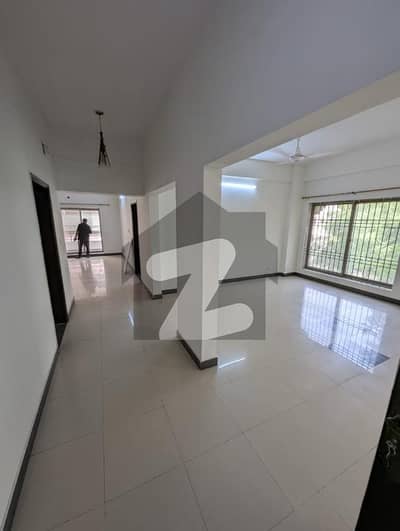 عسکری 5 - سیکٹر سی عسکری 5,ملیر کنٹونمنٹ,کینٹ,کراچی میں 3 کمروں کا 12 مرلہ فلیٹ 3.2 کروڑ میں برائے فروخت۔