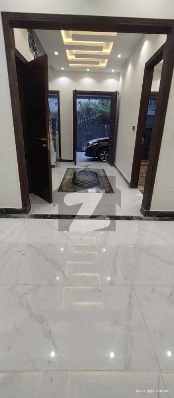 واپڈا ٹاؤن لاہور میں 6 کمروں کا 6 مرلہ مکان 1.3 لاکھ میں کرایہ پر دستیاب ہے۔