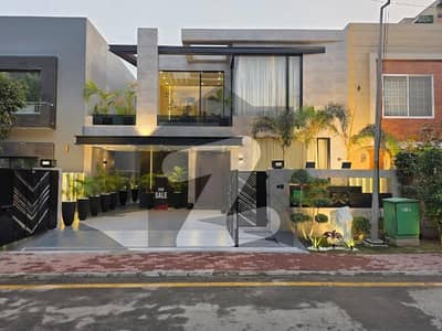 بحریہ ٹاؤن سیکٹر سی بحریہ ٹاؤن,لاہور میں 6 کمروں کا 10 مرلہ مکان 5.5 کروڑ میں برائے فروخت۔