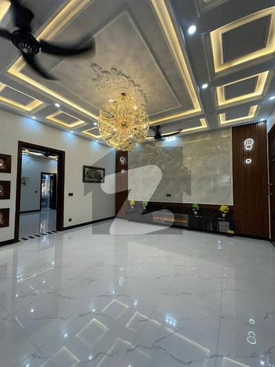 10 MARLA BEAUTIFUL FULL HOUSE FOR RENT SECTOR C BAHRIA TOWN LAHORE